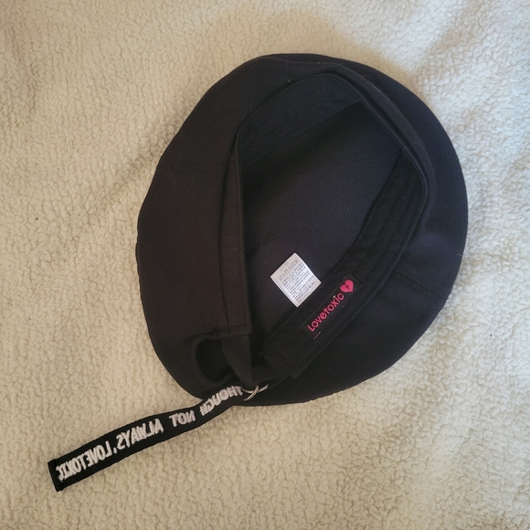 Lovetoxic Beret - Picture 2 of 3
